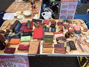 ゆずりはさん革小物販売様子